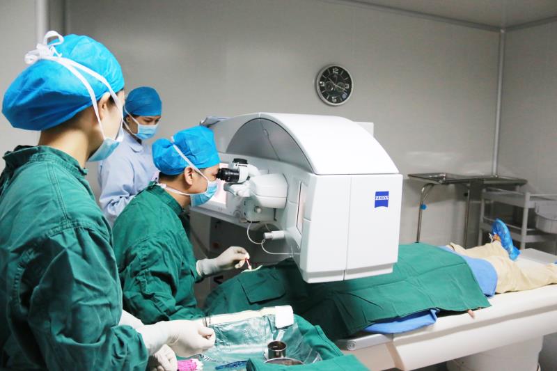 广州近视手术收费，全飞秒手术适合毕业生吗？