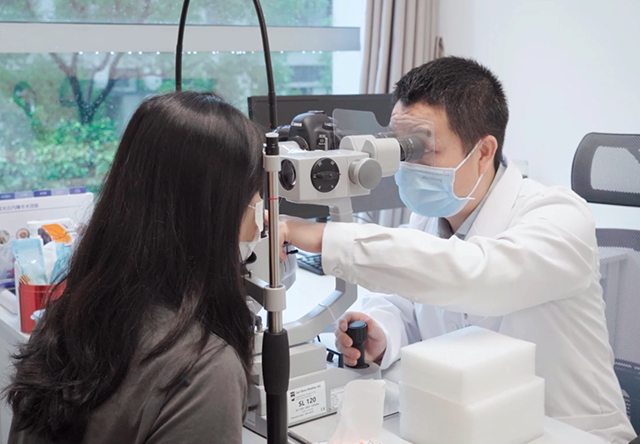 近视手术做散瞳检查如果有不适感，应该如何应对？