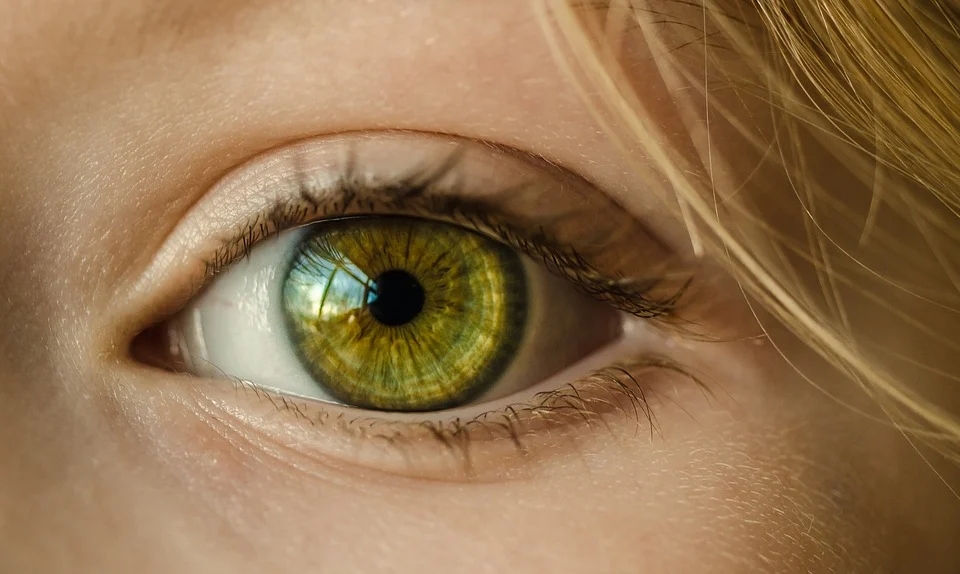 如何避免近视手术后遗症的出现?