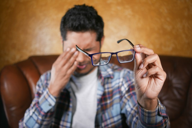 眼睛视力下降快是什么原因？