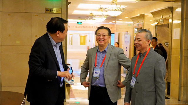视百年眼科联合创始人孙联合、张建浩与葛坚教授（左一）亲切交谈